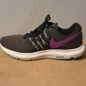 Nike Run Swift SE Womens Size 10 Black/Purple